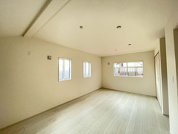 ベッドも十分に設置するスペースがあります。