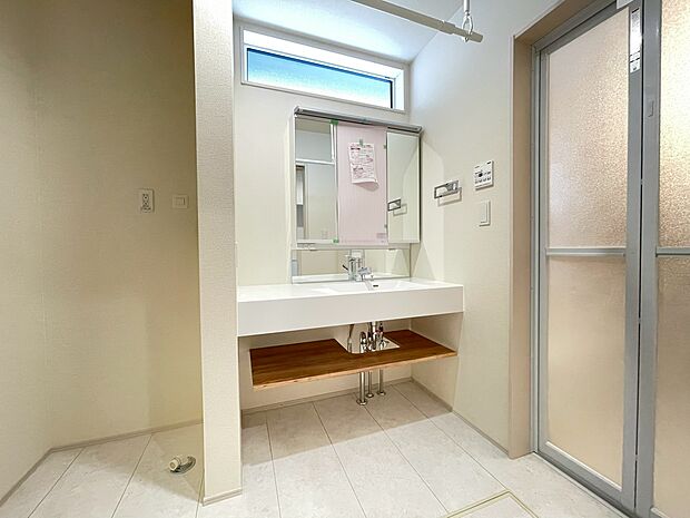 清潔感と心地よさを重視した、上質感漂うパウダールーム。