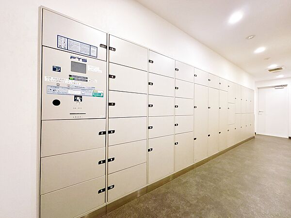 共用部分の宅配ボックスです。留守中の荷物受け取りもできるので、安心して外出ができますね。