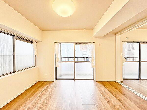 忙しく過ぎゆく日常を置き去るほど、ゆったりした時間が流れるリビング。