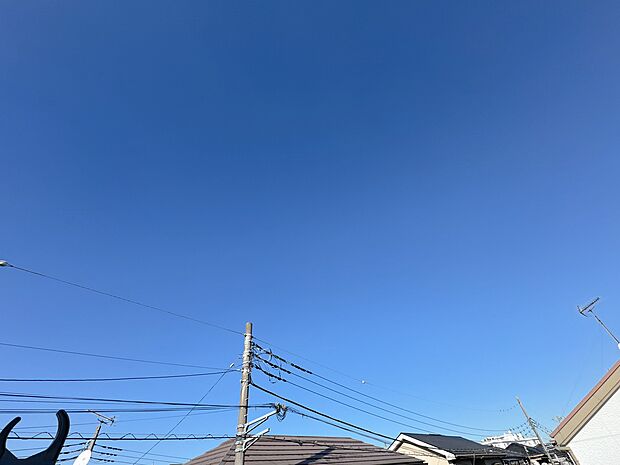窓を開けると広がる青空。心をリフレッシュして日々を過ごしていきましょう。