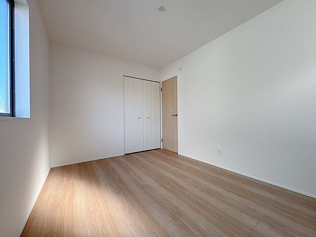 ベッドも十分に設置するスペースがあります。