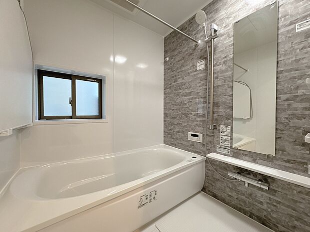 一日の疲れを癒すバスルームは、心地よいリラックスを叶える清潔感溢れる空間です。