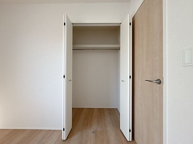 居室にはクローゼットがあり、荷物もスッキリ収納して快適にお過ごしいただけます。