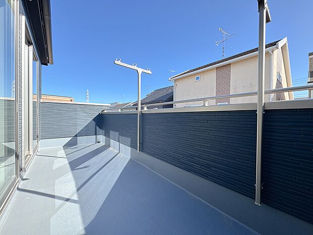 暮らしの中で、光と風を演出してくれるバルコニー。