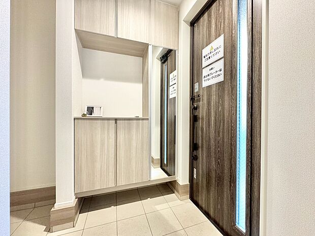 シューズボックスを完備した玄関です。