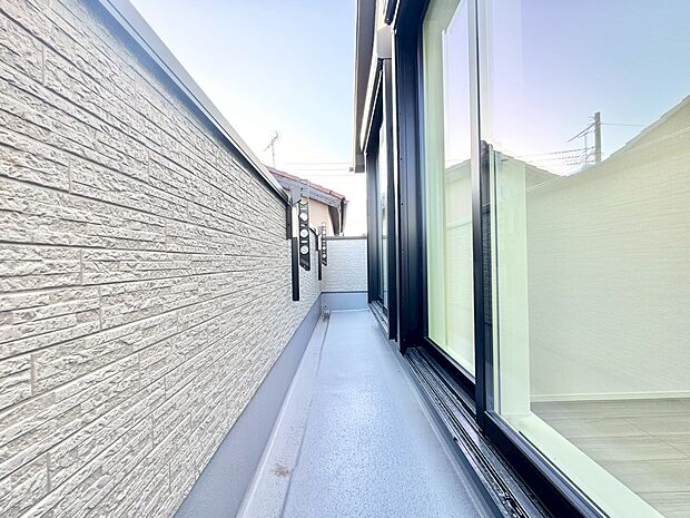 暮らしの中で、光と風を演出してくれるバルコニー。