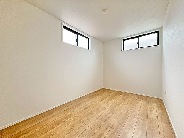 ベッドも十分に設置するスペースがあります。