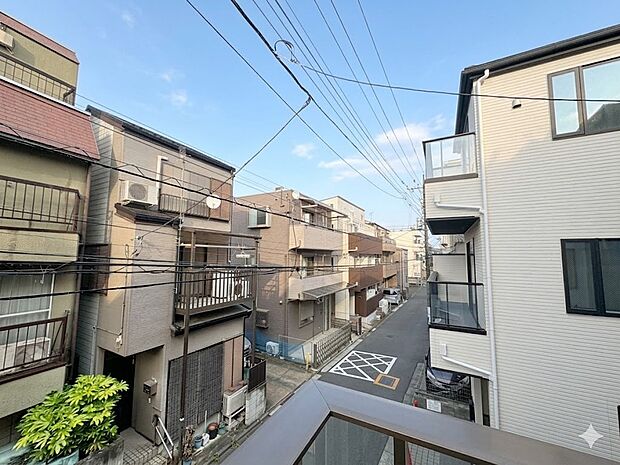 窓を開けると広がる青空。心をリフレッシュして日々を過ごしていきましょう。