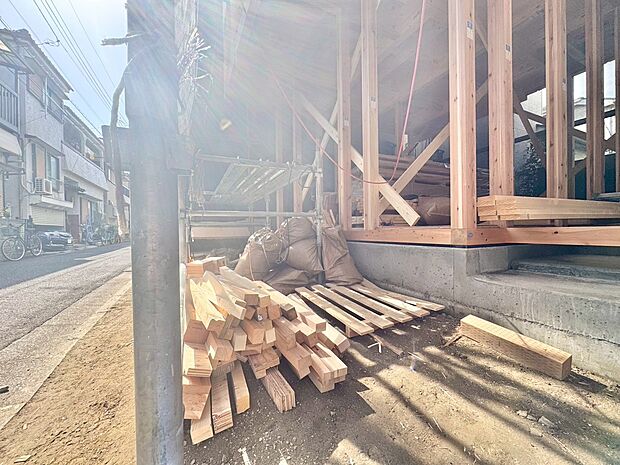 本物件の駐車スペースです。車種制限のある場合もございますので、お気軽にお問い合わせくださいませ。