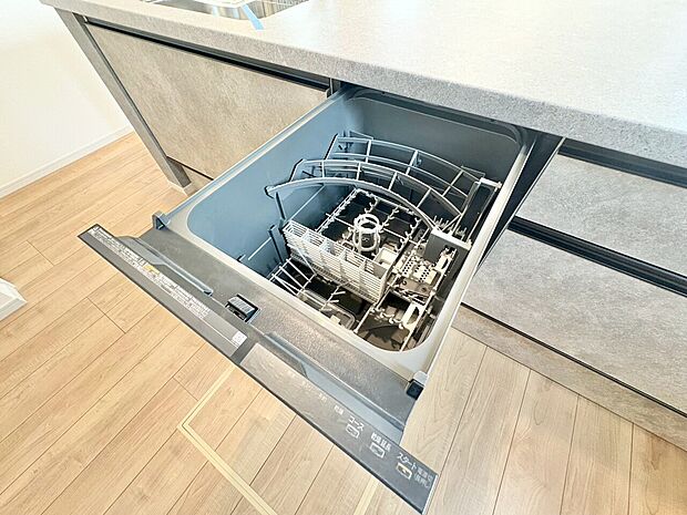 家事の時短に役立つ食洗機。省スペースのビルトインタイプを採用致しました。