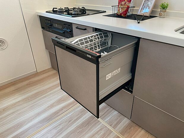 食器洗いの負担を軽減。手荒れを抑えて、節水効果も見込めます。省スペースのビルトインタイプです。