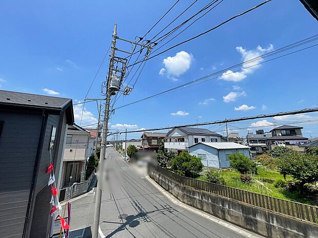 窓を開けると広がる青空。心をリフレッシュして日々を過ごしていきましょう。