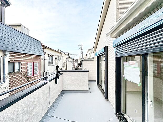 暮らしの中で、光と風を演出してくれるバルコニー。