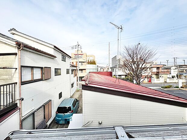 窓を開けると広がる青空。心をリフレッシュして日々を過ごしていきましょう。