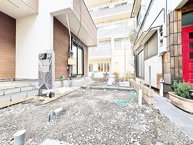 本物件の駐車スペースです。車種制限のある場合もございますので、お気軽にお問い合わせくださいませ。