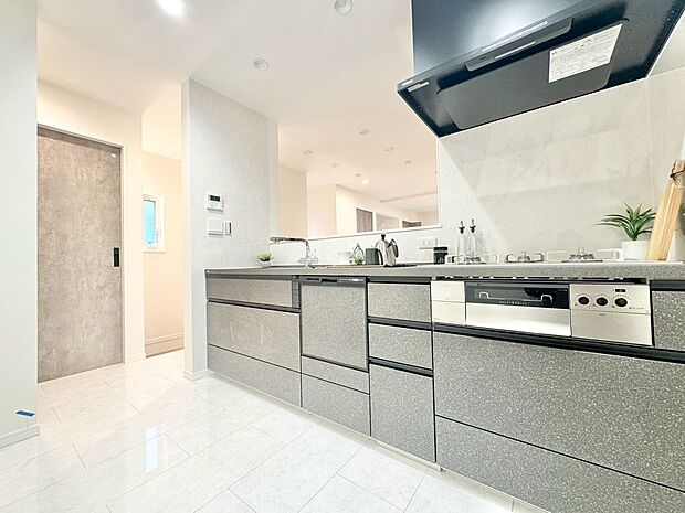 スマートな意匠と充実の機能を備えたキッチンが、暮らしにおいしい彩りを添えます。