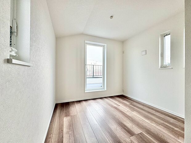 ベッドも十分に設置するスペースがあります。