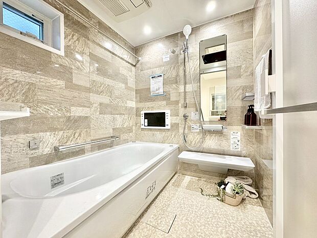 一日の疲れを癒すバスルームは、心地よいリラックスを叶える清潔感溢れる空間です。