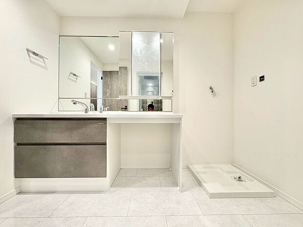 清潔感と心地よさを重視した、上質感漂うパウダールーム。