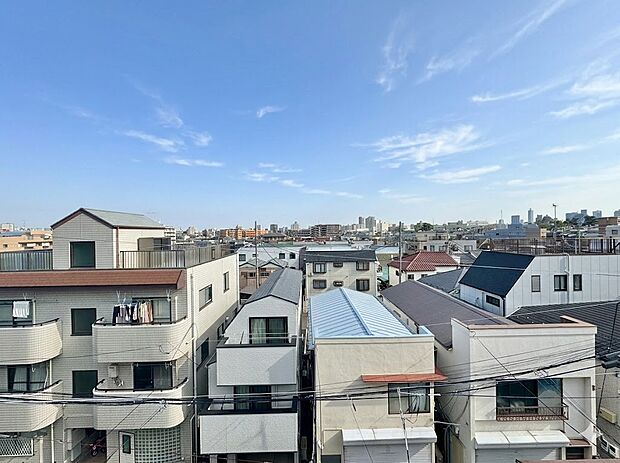 窓を開けると広がる青空。心をリフレッシュして日々を過ごしていきましょう。