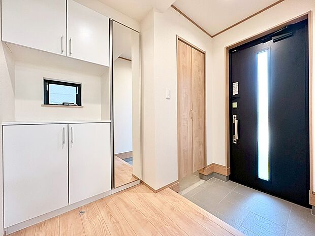 シューズボックスを完備した玄関です。