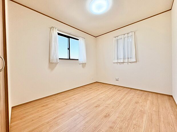 ベッドも十分に設置するスペースがあります。