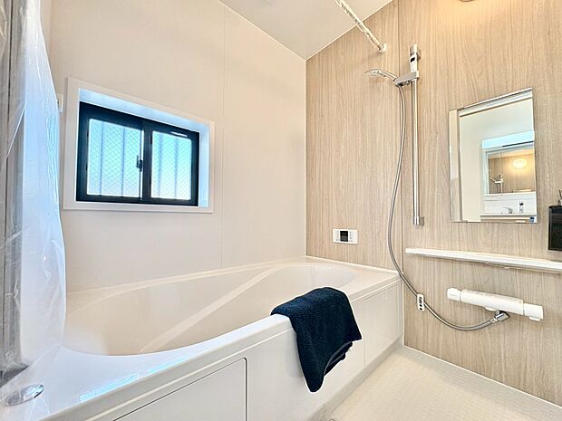 一日の疲れを癒すバスルームは、心地よいリラックスを叶える清潔感溢れる空間です。