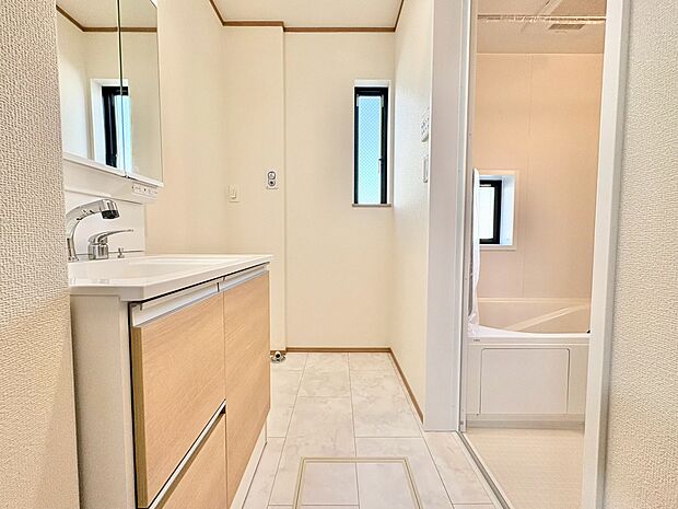 清潔感と心地よさを重視した、上質感漂うパウダールーム。