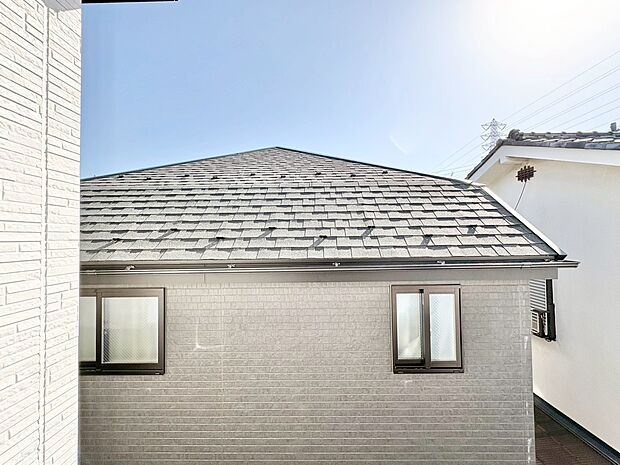 窓を開けると広がる青空。心をリフレッシュして日々を過ごしていきましょう。