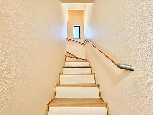 落ち着いた雰囲気の階段。手すりも常設しているので、ゆったりお使いになれます。