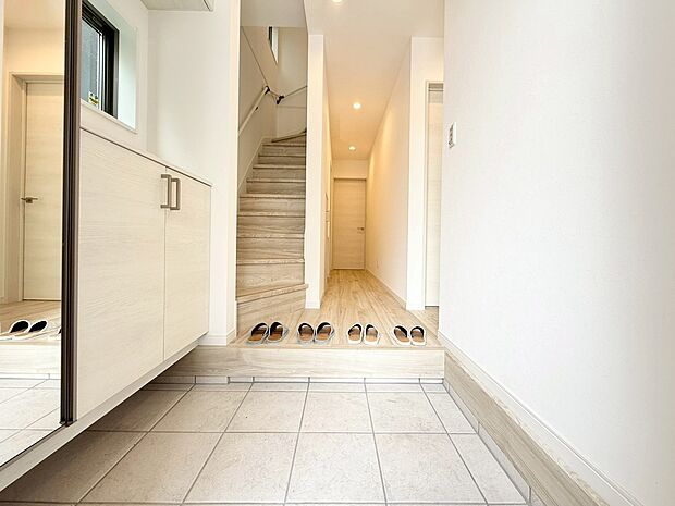シューズボックスを完備した玄関です。