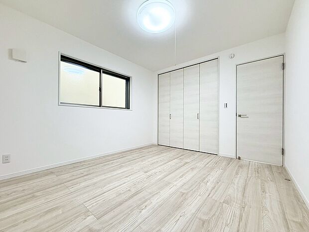 ベッドも十分に設置するスペースがあります。