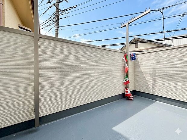 暮らしの中で、光と風を演出してくれるバルコニー。