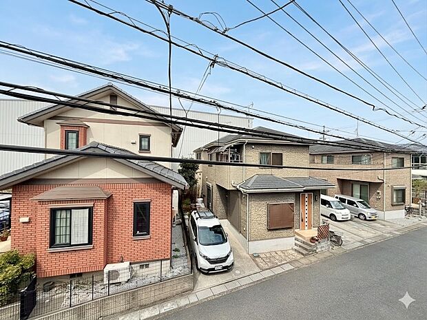 窓を開けると広がる青空。心をリフレッシュして日々を過ごしていきましょう。