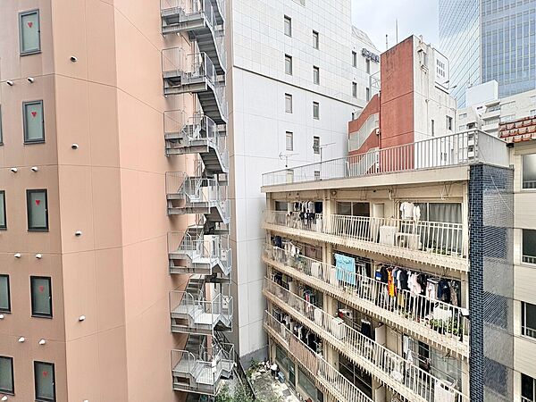 窓を開けると広がる青空。心をリフレッシュして日々を過ごしていきましょう。