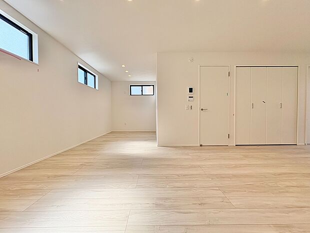 忙しく過ぎゆく日常を置き去るほど、ゆったりした時間が流れるリビング。