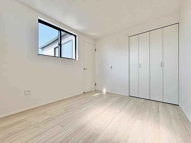 ベッドも十分に設置するスペースがあります。