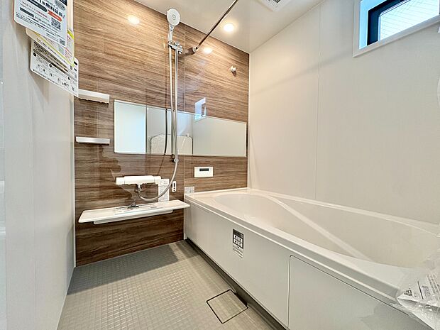 一日の疲れを癒すバスルームは、心地よいリラックスを叶える清潔感溢れる空間です。