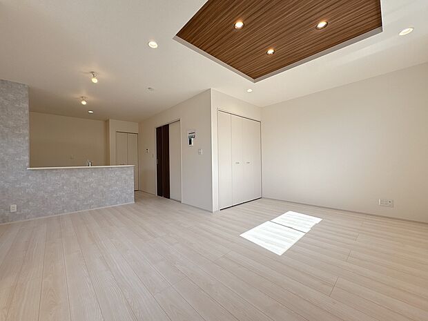 忙しく過ぎゆく日常を置き去るほど、ゆったりした時間が流れるリビング。