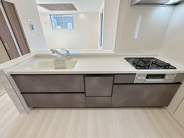 スマートな意匠と充実の機能を備えたキッチンが、暮らしにおいしい彩りを添えます。