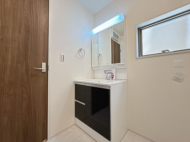 何かと物が増える場所だからこそ、スッキリと見映えの良い空間に。