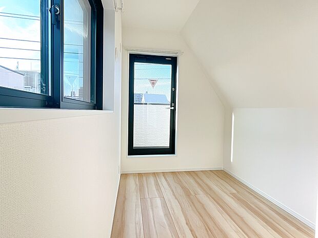 ベッドも十分に設置するスペースがあります。