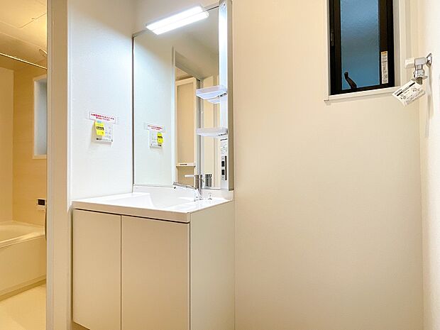 清潔感と心地よさを重視した、上質感漂うパウダールーム。