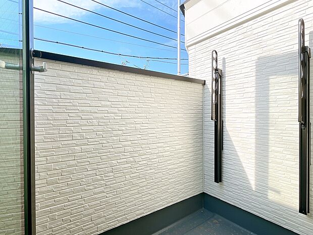 暮らしの中で、光と風を演出してくれるバルコニー。