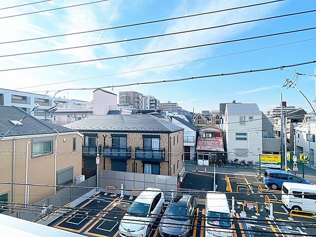 窓を開けると広がる青空。心をリフレッシュして日々を過ごしていきましょう。