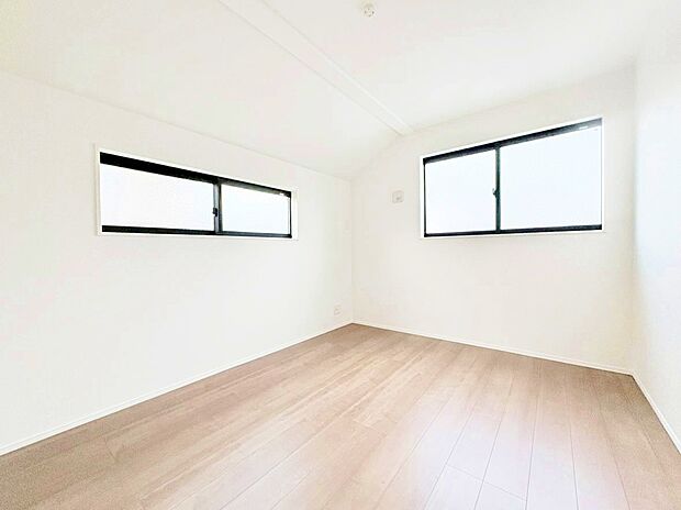 ベッドも十分に設置するスペースがあります。