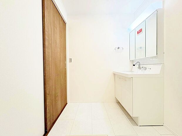 清潔感と心地よさを重視した、上質感漂うパウダールーム。