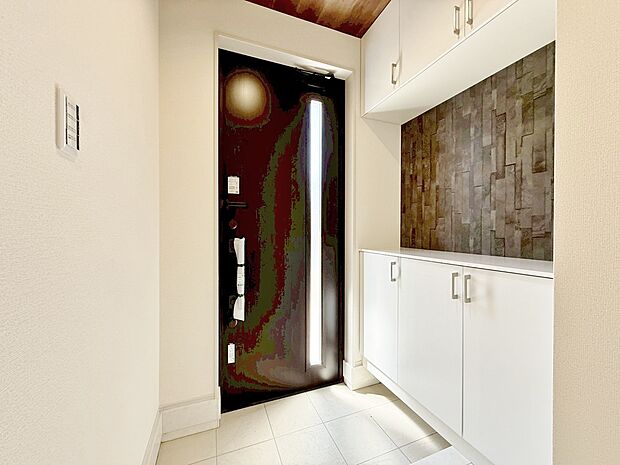 シューズボックスを完備した玄関です。