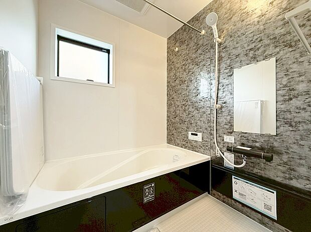 一日の疲れを癒すバスルームは、心地よいリラックスを叶える清潔感溢れる空間です。